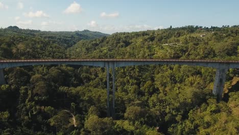 Puente-sobre-el-barranco-de-la-montaña-en-la-selva.-Bali,-Indonesia