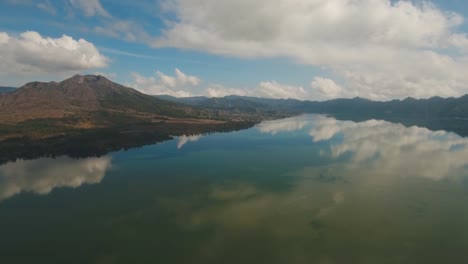 Lago-y-volcán-Batur.-Bali,-Indonesia