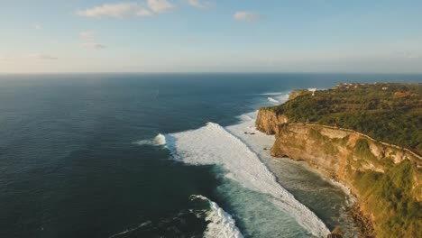 Felsige-Küste-auf-der-Insel-Bali.-Luftbild