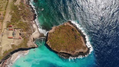 Vista-aérea-de-isla-con-rocas-y-mar-azul