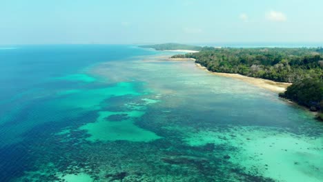 Aérea:-volando-sobre-tropical-playa-isla-arrecife-de-coral-turquesa-mar-Caribe.-Archipiélago-de-las-Molucas-de-Indonesia,-las-islas-Kei,-Pasir-Panjang,-mar-de-Banda.-Viajes-destino,-mejor-buceo-snorkeling,-impresionante-panorama.