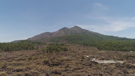 paisaje-de-montaña-con-el-volcán-Batur