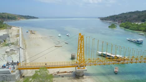 Puente-amarillo-que-conecta-islas-Cennigan-en-Bali-y-Nusa-Lembongan