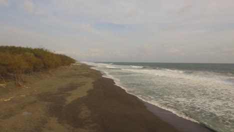 Playa-de-arena-cerca-del-mar