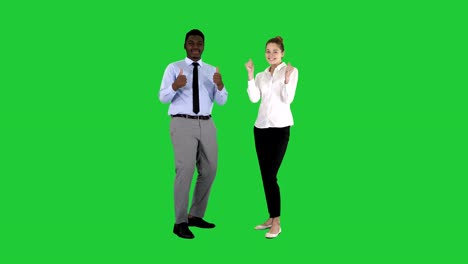 Glücklich-lächelnd,-Mann-und-Frau-auftauchend-Daumen-auf-einem-Green-Screen,-Chroma-Key-International