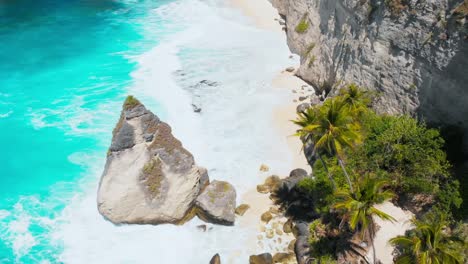 Diamant-Strand-mit-Felsen-auf-Nusa-Penida-Insel.-Luftbild-Drohne-auf-tropischen-Landschaft