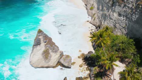 Diamond-beach-with-cliff-on-Nusa-Penida-Island.-Aerial-drone-view-of-tropical-landscape