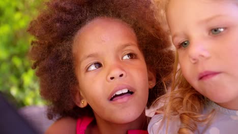 Afro-Mädchen-und-blonde-Freundin-sich-auf-etwas