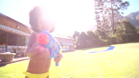 Afro-girl-salpicaduras-de-agua-en-la-cámara-con-pistola-de-agua-en-cámara-lenta