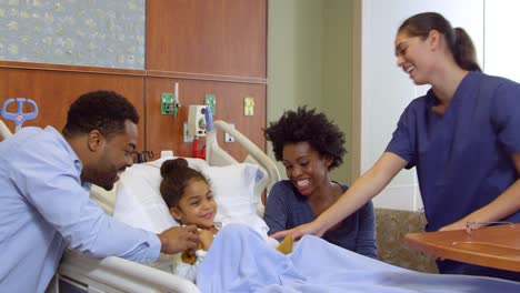 Krankenschwester-mit-Eltern-und-Kind-In-der-Krankenstation-Ball-R3D