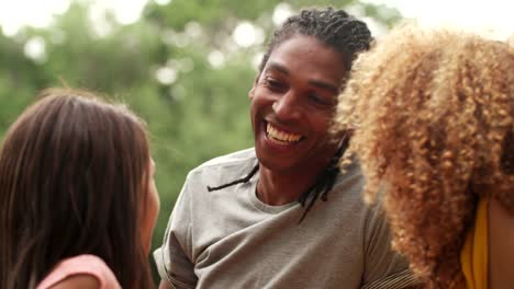 Junge-afroamerikanische-Familie-lachen-und-lächelnd-Tochter-mit-ihrer-Niedlich