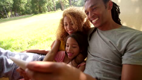 Fotogenes-Multi-ethnischen-Familie-genießen-das-Zusammensein