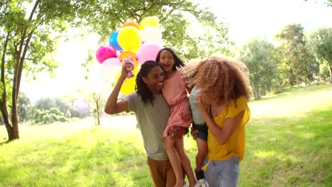 Feliz-familia-afroamericana-Pase-tiempo-de-calidad-en-un-parque-de-sol.