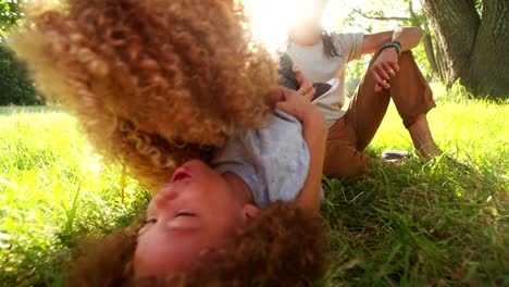 Fröhlich-afroamerikanischen-Familie-genießen-Sie-einen-Tag-im-Park