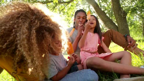 Junge-Mutter-Verbringen-Sie-Zeit-in-der-Sonne