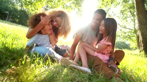 Lindo-niño-con-su-hermana-pequeña-pasa-el-tiempo-con-sus-padres.