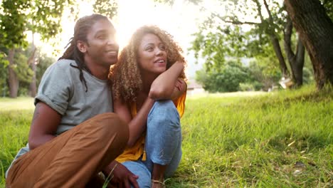 Lächelnden-afroamerikanischen-Paar-genießen-einen-Tag-im-Park