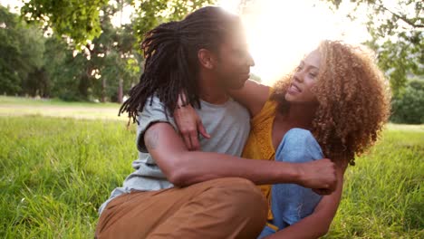 Alegre-pareja-afroamericana-disfrutando-un-día-en-el-parque