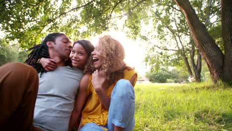 Junge-afroamerikanische-Familie-lachen-und-lächelnd-Tochter-mit-ihrer-Niedlich