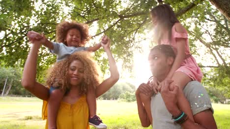 Hermosa-familia-afroamericana-Riendo-y-haciendo-caras-más-desenfadado