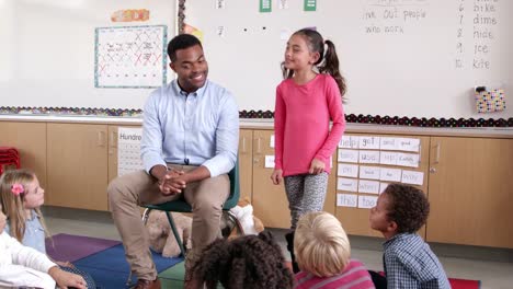 Hispanic-Schulkind-Nur-Mädchen,-stehend-mit-Lehrer-in-der-Klasse-vor