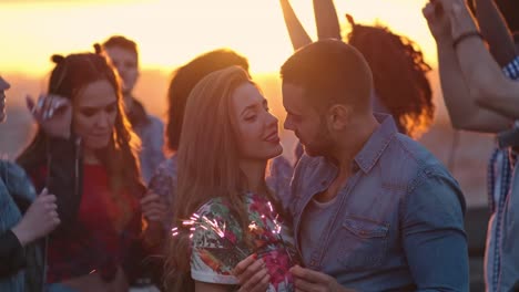 Romántica-pareja-besándose-en-la-fiesta-en-la-azotea