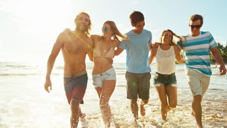 Amigos-en-la-playa-al-atardecer