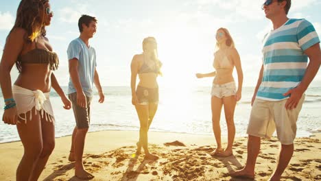 Grupo-de-amigos,-pasar-el-rato-en-la-playa-al-atardecer