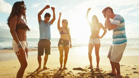 Grupo-de-amigos,-pasar-el-rato-en-la-playa-al-atardecer