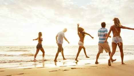 Freunde-am-Strand-bei-Sonnenuntergang