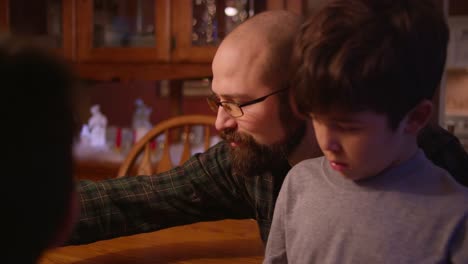 Un-padre-y-un-hijo-jugando-un-juego-de-mesa-juntos-en-casa