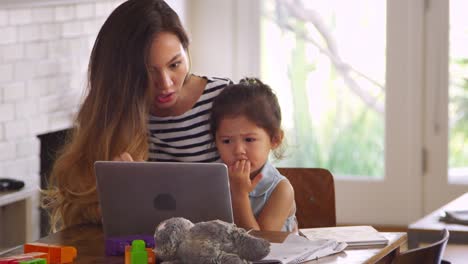 Mutter-und-Tochter-Film-auf-Laptop-zu-Hause-zusammen