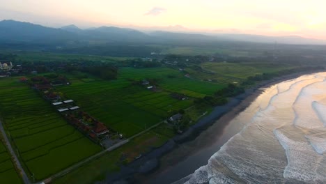 Sunrise-Landschaft-in-Medewi-Bali
