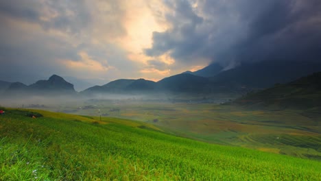 Arrozales-en-terrazas-de-Mu-Cang-Hai,-YenBai,-Vietnam.-Campos-de-arroz-preparan-la-cosecha-en-el-noroeste-Vietnam.Vietnam-paisajes.