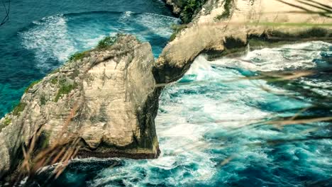 Schöne-große-Welle-trifft-Rock-auf-Atuh-Strand,-Nusa-Penida,-Bali,-Indonesien