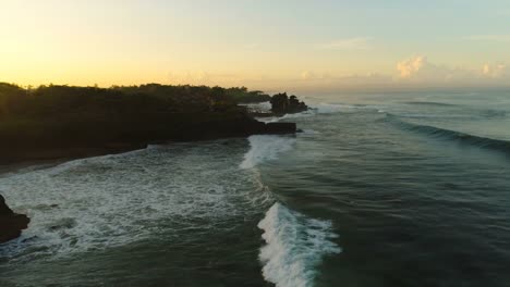 Templo-de-pura-Tanah-Lot-en-una-isla-rocosa.