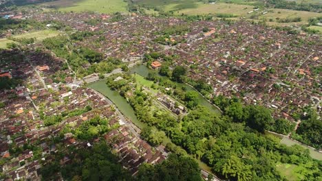 Luftbild-in-Bali-Indonesien:-lange.-geordnete-Reihe-von-Strukturen-mit-gestaffelt.-Reetdächer-in-Pura-Taman-Ayun.