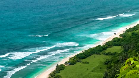 Touristen,-die-zum-einsamen-Sandstrand-auf-Uluwatu-Küste,-Bali,-Indonesien