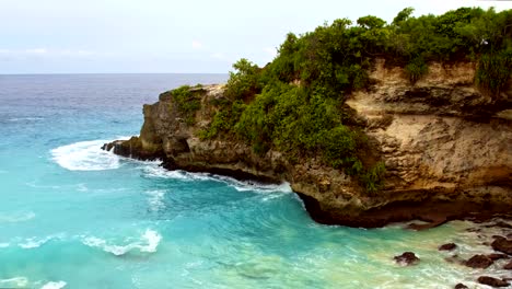 Rocky-shore-and--sea-turtles-in-water