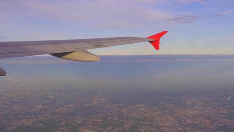 Aussichtspunkt-Flügel-des-Windows-Flugzeug-fliegen-über-den-Wolken-am-Himmel