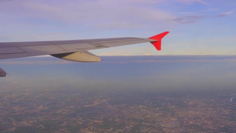 Mirador-de-ala-de-avión-de-windows-volando-por-encima-de-las-nubes-en-el-cielo