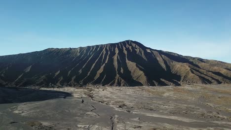 Cráter-del-Bromo-de-montaña,-Java-oriental-de-Indonesia,-de-zángano