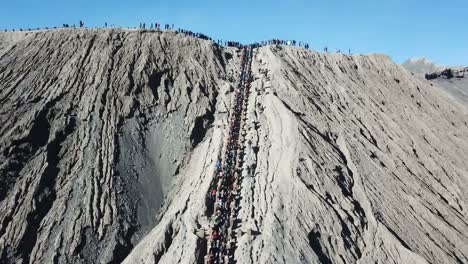 Cráter-del-Bromo-de-montaña,-Java-oriental-de-Indonesia,-de-zángano