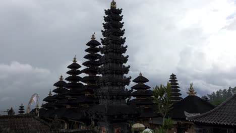 Pura-Besakih-Tempel,-eine-Tempelanlage-im-Dorf-Besakih-an-den-Hängen-des-Mount-Agung.-Es-ist-das-wichtigste,-die-größte-und-heiligste-Tempel-der-Hindu-Religion-auf-Bali,-Indonesien