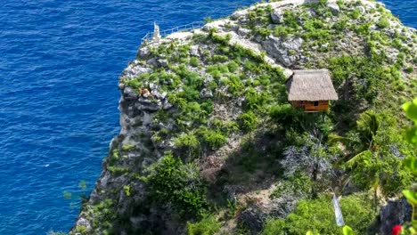 Hut-and-View-point-on-the-cliff-edge-in-the-North-Coast-of-Nusa-Penida,-Bali,-Indonesia