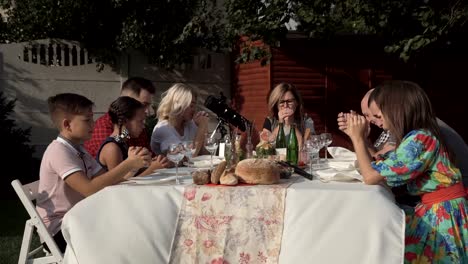 People-praying-before-dining