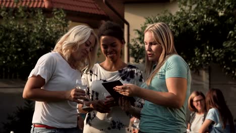 Mujeres-sonrientes-con-tablet