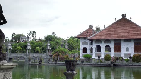 Taman-Ujung-Wasserpalast,-die-in-der-Nähe-des-Ozeans-und-dekoriert-von-wunderschönen-tropischen-Garten,-Bali,-Indonesien.