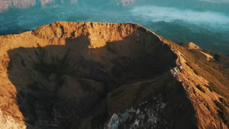 Cráter-en-el-volcán-pico-de-activo-Monte-Batur-en-Bali-en-Sunrise-tiro-aéreo-4K