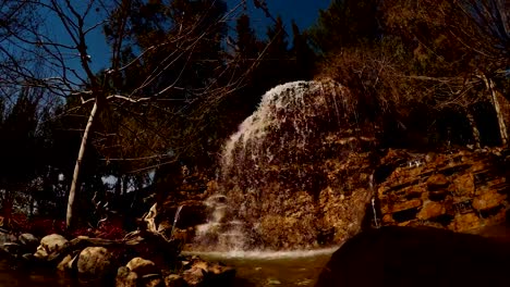 cascada-artificial-en-el-nuevo-parque-de-la-ciudad-de-Adana